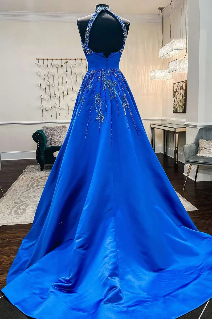 Vestido de fiesta de satén azul real con cuello halter y cuentas, corte A
